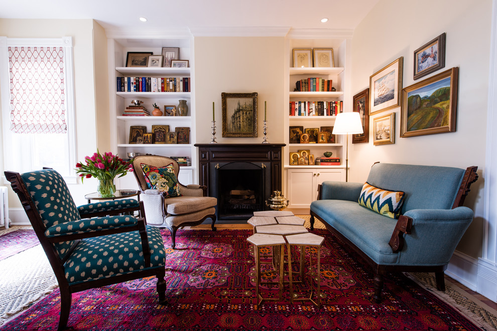 Esempio di un soggiorno classico con pareti beige, pavimento in legno massello medio, camino classico e pavimento marrone