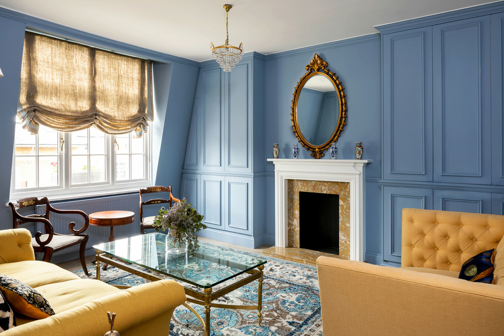 ロンドンにある高級な中くらいなトラディショナルスタイルのおしゃれなリビング (青い壁、標準型暖炉、石材の暖炉まわり、内蔵型テレビ) の写真