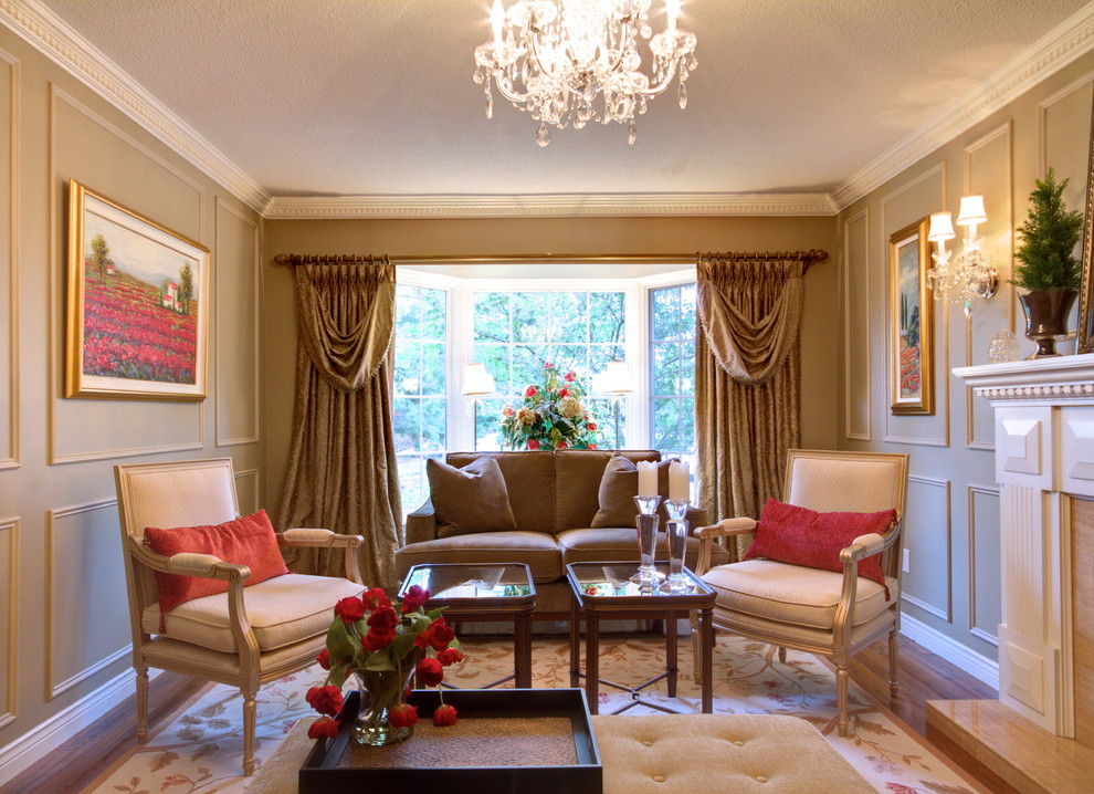 Abgetrenntes Klassisches Wohnzimmer mit beiger Wandfarbe und Kamin in Toronto
