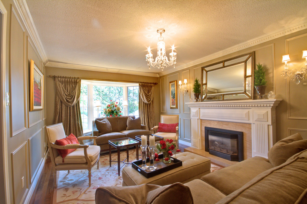 Imagen de salón para visitas cerrado clásico sin televisor con paredes beige, todas las chimeneas y alfombra