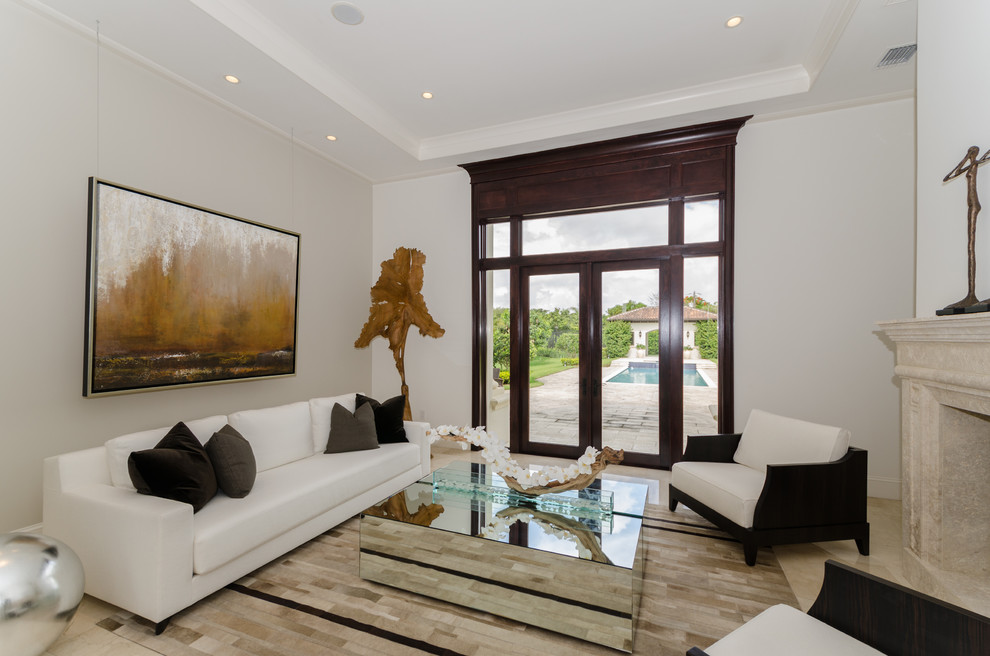 Foto di un grande soggiorno classico con pareti bianche e camino classico