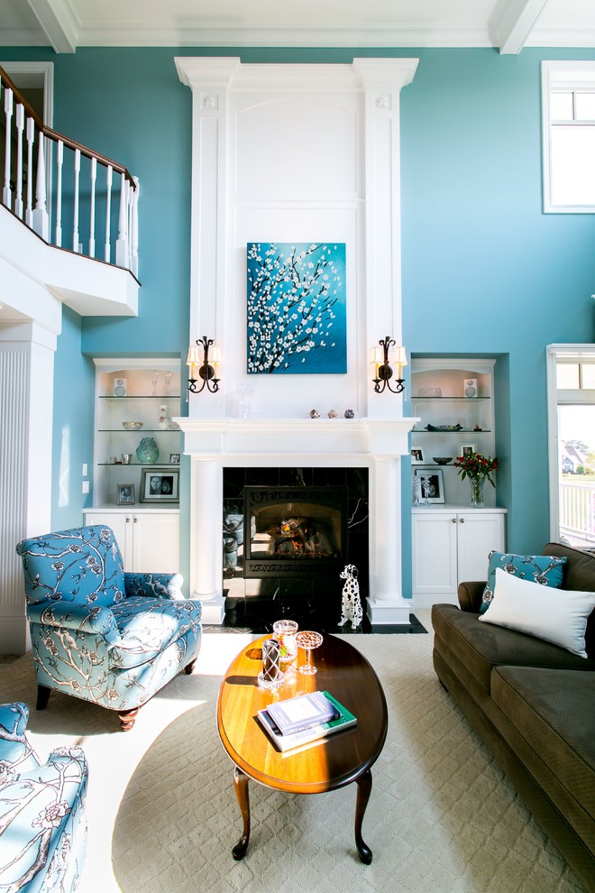 Свежая идея для дизайна: гостиная комната в классическом стиле с синими стенами - отличное фото интерьера
