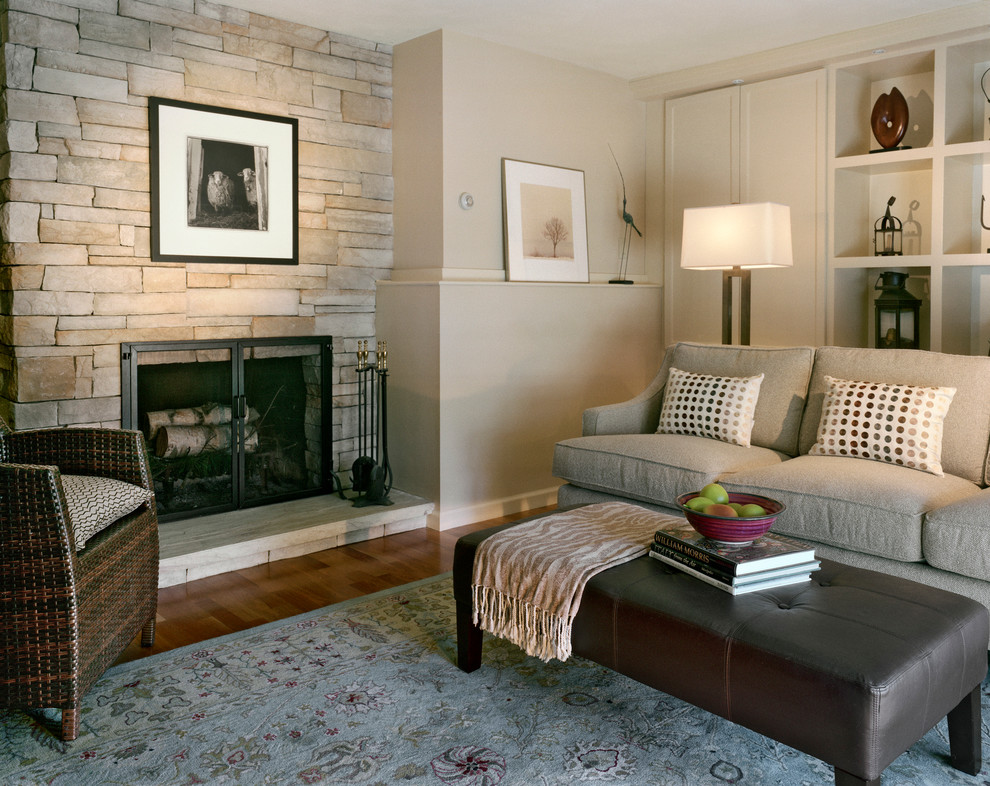 Klassisches Wohnzimmer mit beiger Wandfarbe, Kamin und Kaminumrandung aus Stein in Boston