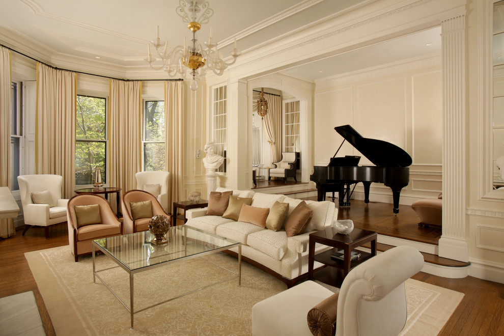 Aménagement d'un salon classique fermé avec un sol en bois brun, une salle de réception et un mur beige.