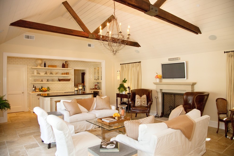 Esempio di un soggiorno tradizionale con pareti beige, TV a parete e camino classico
