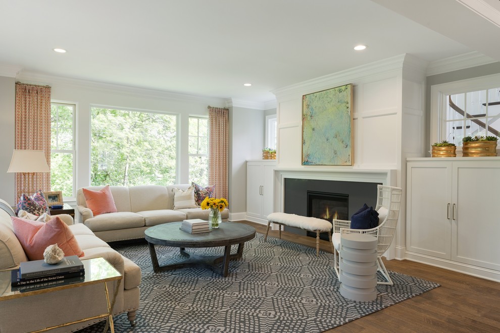 Стильный дизайн: гостиная комната в классическом стиле с стандартным камином, темным паркетным полом и коричневым полом - последний тренд
