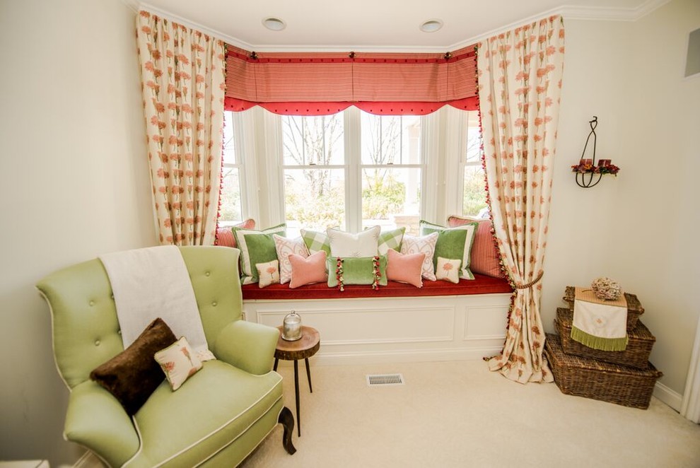 Foto di un soggiorno classico con pareti bianche e moquette