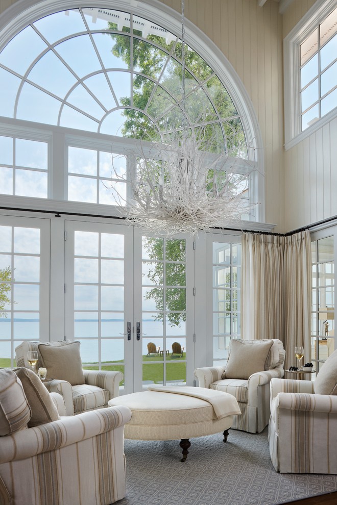 Идея дизайна: большая открытая гостиная комната в классическом стиле с бежевыми стенами, ковровым покрытием и красивыми шторами