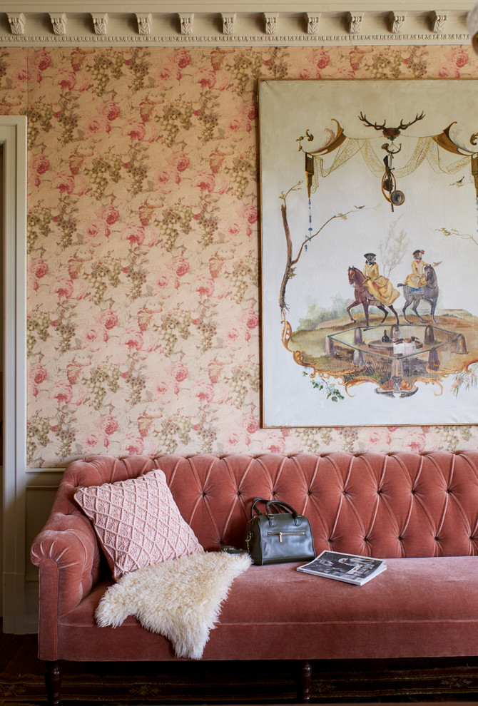 Пример оригинального дизайна: гостиная комната в классическом стиле с разноцветными стенами и темным паркетным полом