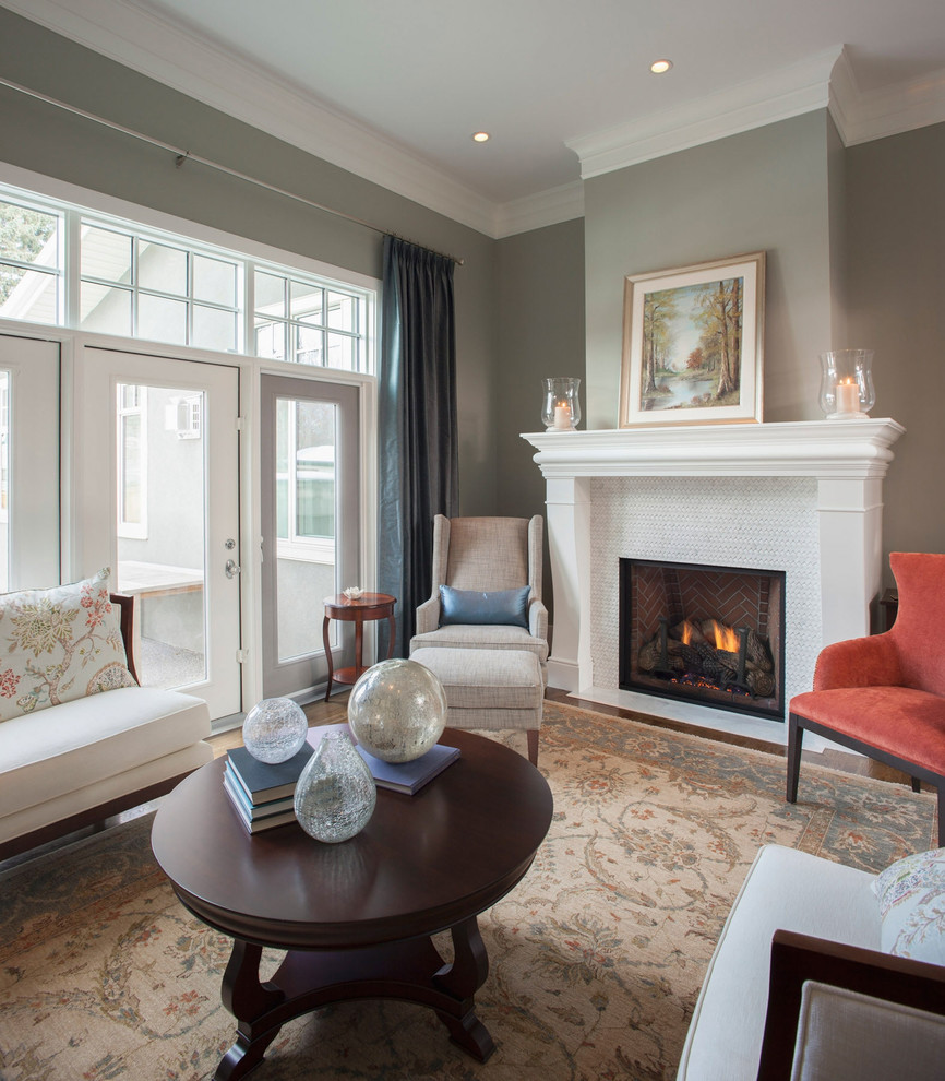 Свежая идея для дизайна: гостиная комната в классическом стиле с серыми стенами и фасадом камина из плитки - отличное фото интерьера