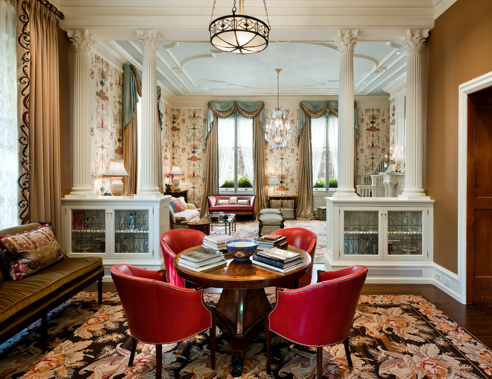 На фото: изолированная гостиная комната в викторианском стиле с разноцветными стенами и красивыми шторами с