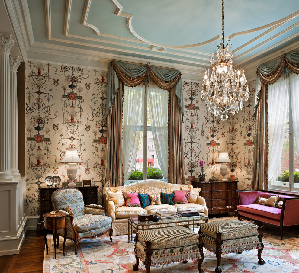 Foto di un soggiorno classico chiuso con sala formale, pareti multicolore e nessuna TV