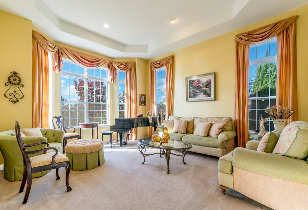 Modelo de salón para visitas clásico extra grande con paredes amarillas, moqueta y suelo beige