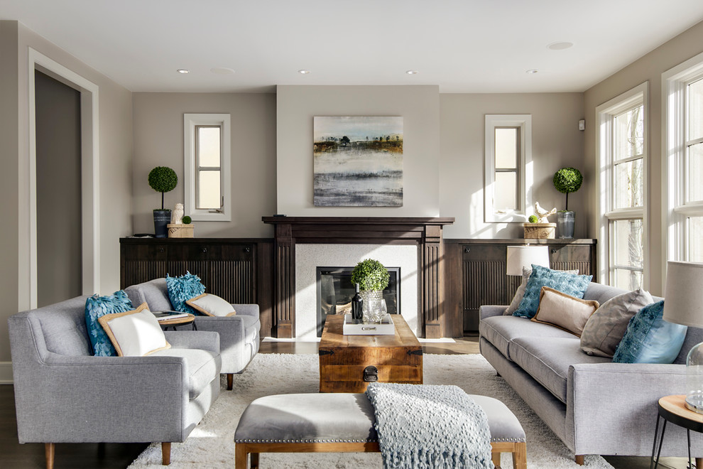 Mittelgroßes, Fernseherloses, Offenes, Repräsentatives Klassisches Wohnzimmer mit beiger Wandfarbe, braunem Holzboden, Kamin und gefliester Kaminumrandung in Calgary