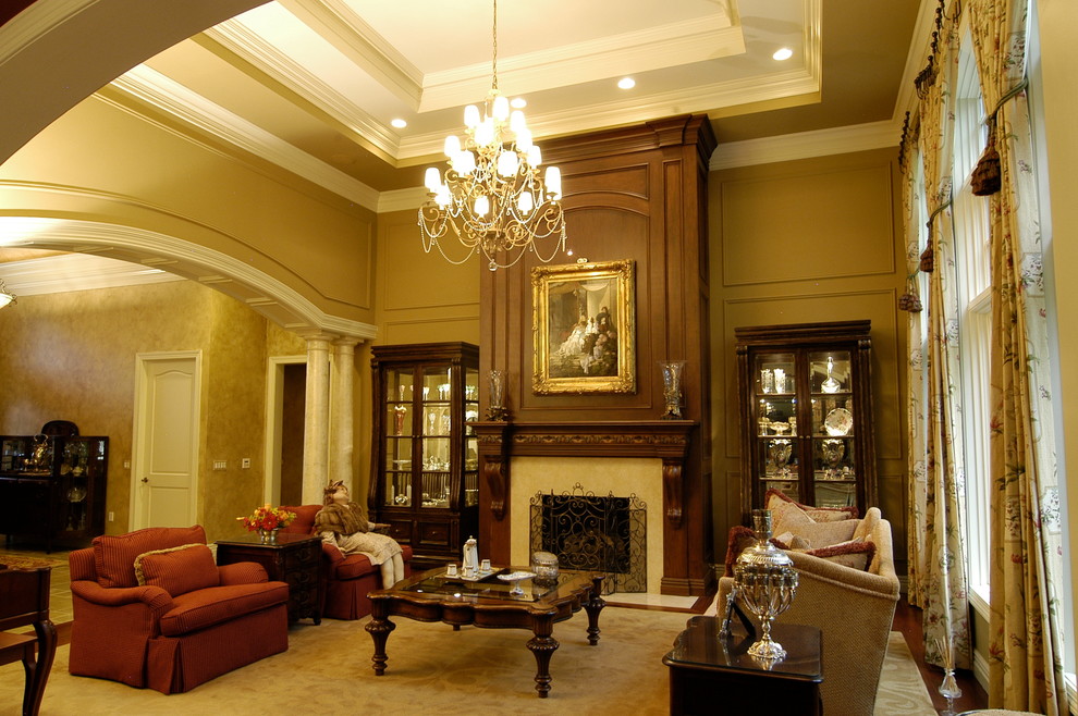 Inspiration för stora klassiska separata vardagsrum, med ett finrum, beige väggar, mörkt trägolv, en standard öppen spis, en spiselkrans i trä och brunt golv