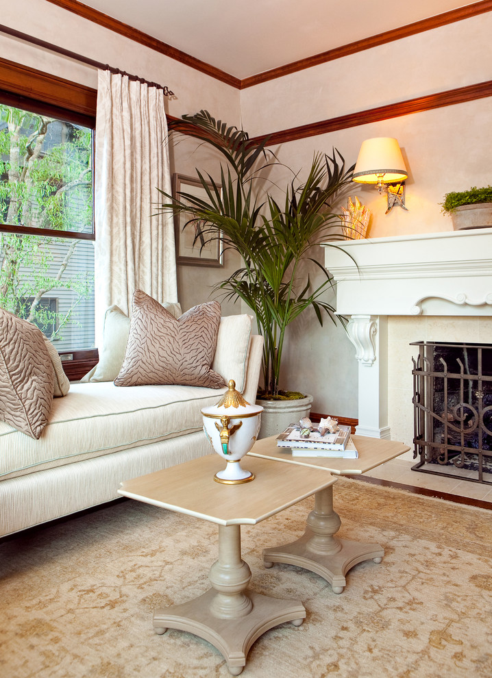 Пример оригинального дизайна: гостиная комната в викторианском стиле с бежевыми стенами, стандартным камином и красивыми шторами