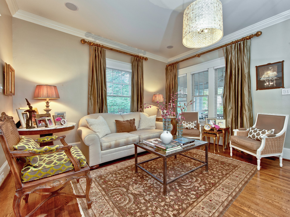 Klassisches Wohnzimmer mit beiger Wandfarbe in Charlotte