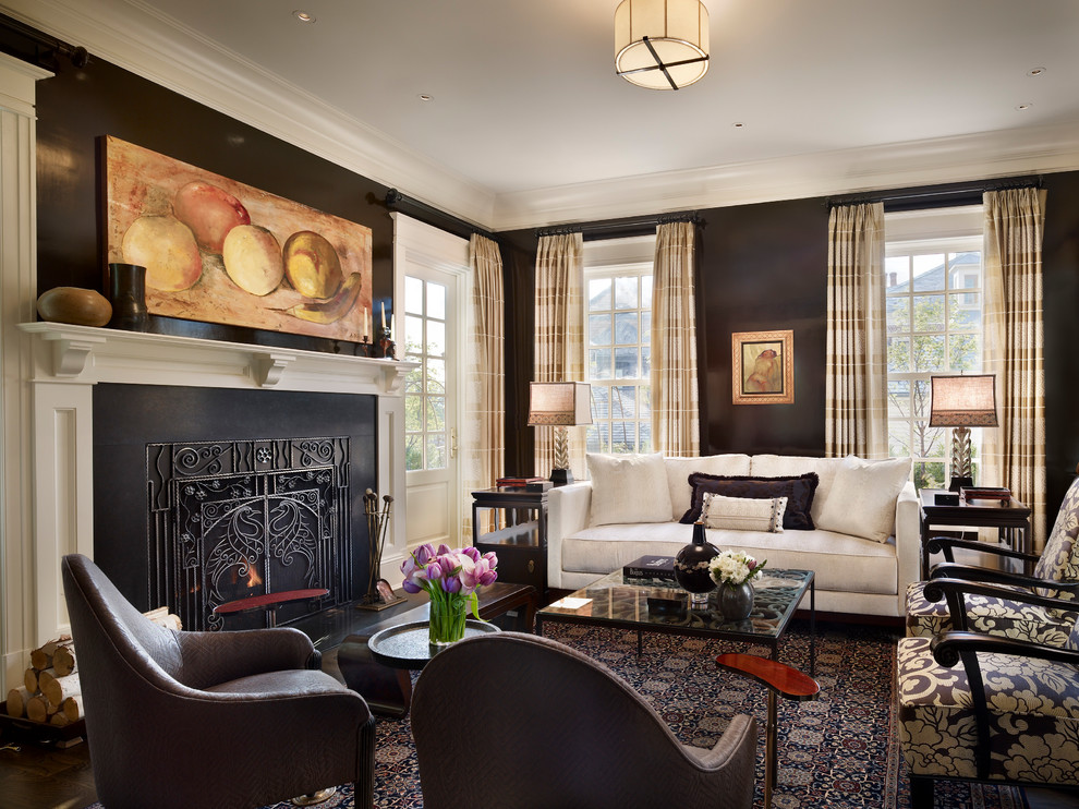 Стильный дизайн: парадная гостиная комната в классическом стиле с коричневыми стенами, стандартным камином и красивыми шторами - последний тренд