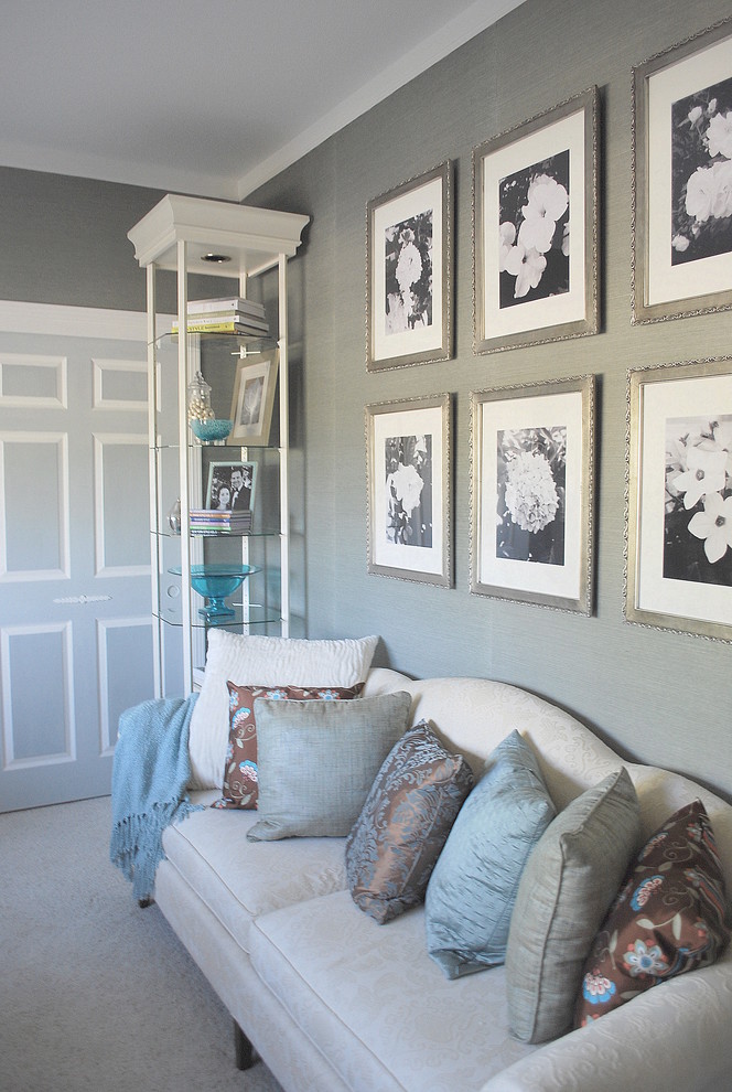 Idée de décoration pour un salon tradition avec un mur bleu.