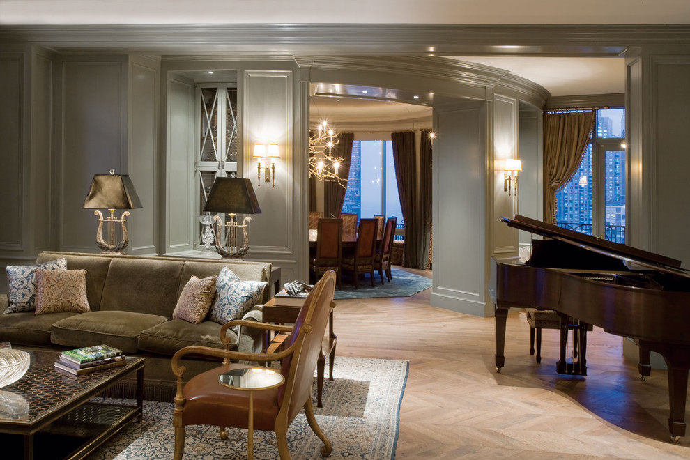 На фото: гостиная комната в классическом стиле с музыкальной комнатой