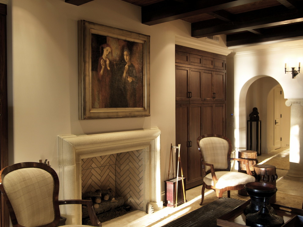 Diseño de salón clásico con paredes beige y todas las chimeneas