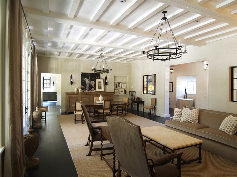 Стильный дизайн: гостиная комната в классическом стиле с бежевыми стенами без телевизора - последний тренд