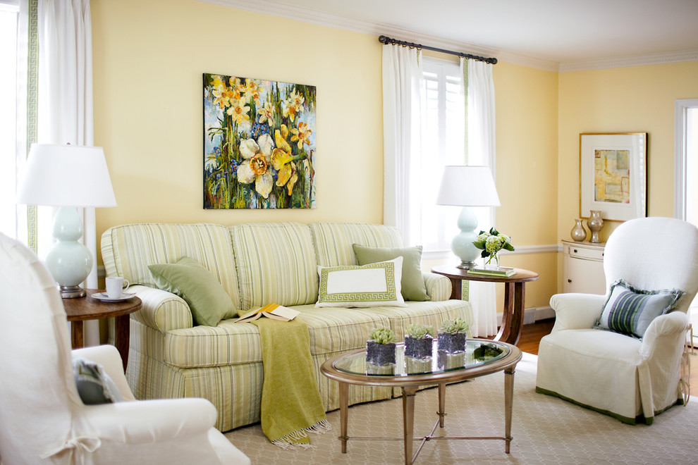 Свежая идея для дизайна: парадная гостиная комната среднего размера в классическом стиле с желтыми стенами - отличное фото интерьера