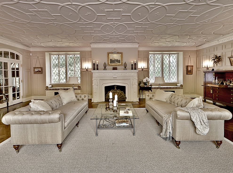 Пример оригинального дизайна: огромная гостиная комната в классическом стиле с бежевыми стенами и стандартным камином