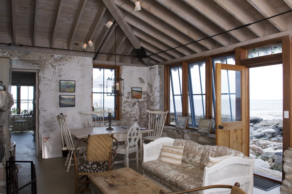 Kleines Uriges Wohnzimmer mit Steinwänden in Portland Maine