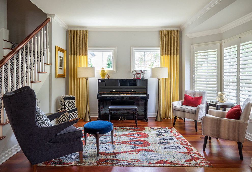 Mittelgroßes, Repräsentatives, Fernseherloses, Offenes Klassisches Wohnzimmer ohne Kamin mit grauer Wandfarbe und braunem Holzboden in Chicago
