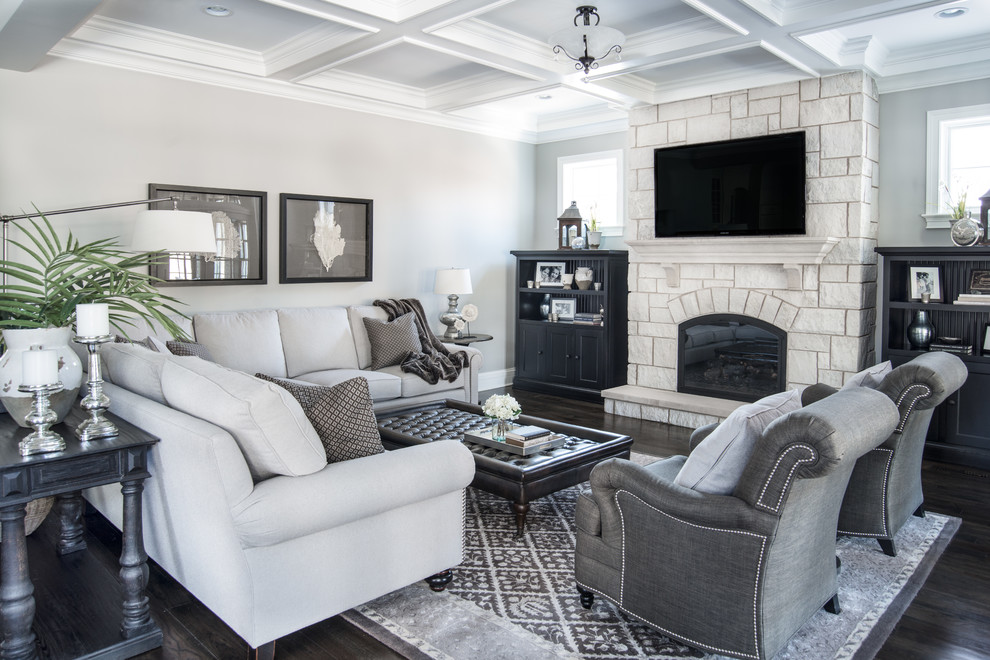 Exempel på ett klassiskt vardagsrum, med ett finrum, grå väggar, mörkt trägolv, en standard öppen spis och en väggmonterad TV