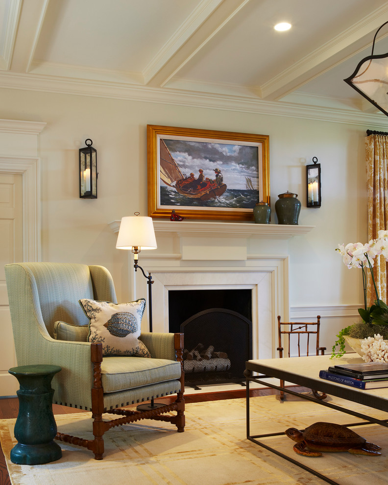 Inspiration pour un grand salon traditionnel ouvert avec une salle de réception, un mur beige, un sol en bois brun, une cheminée standard, un téléviseur dissimulé et un sol marron.
