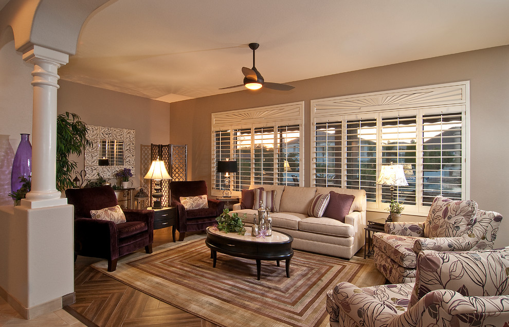 Foto di un soggiorno tradizionale di medie dimensioni e chiuso con pareti grigie e pavimento in legno massello medio
