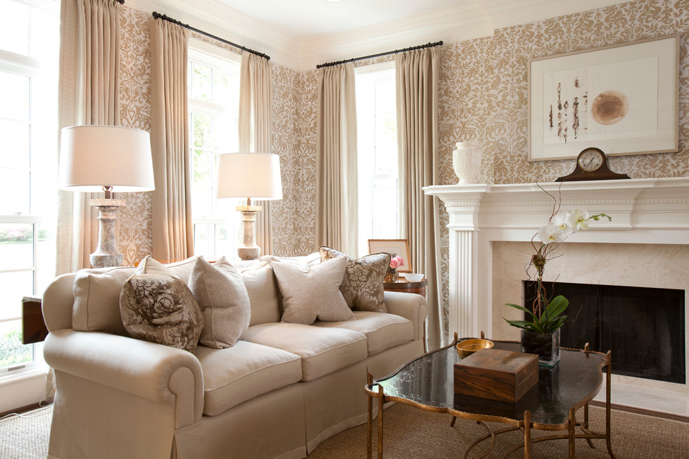 Aménagement d'un salon classique avec un mur beige, une cheminée standard et éclairage.