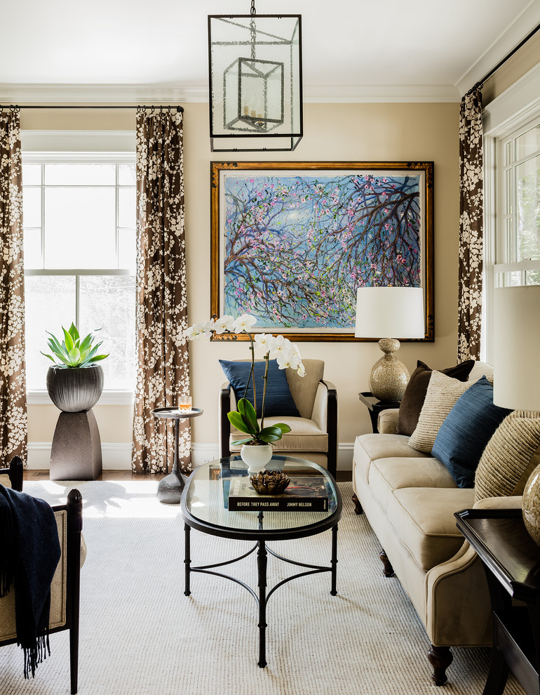 Immagine di un soggiorno classico di medie dimensioni con sala formale, pareti beige e pavimento beige