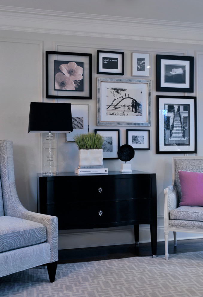 Источник вдохновения для домашнего уюта: парадная, изолированная гостиная комната среднего размера в классическом стиле с серыми стенами
