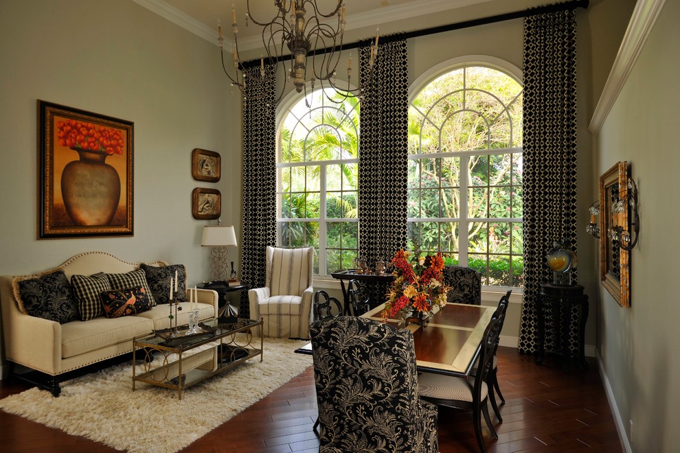 Идея дизайна: парадная гостиная комната в классическом стиле с красивыми шторами