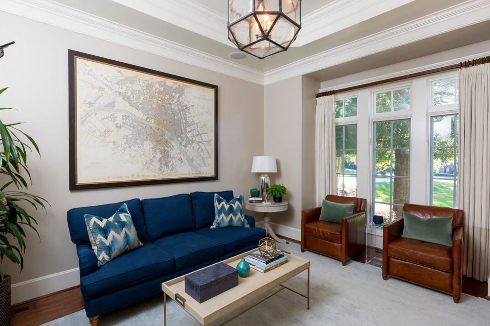 Repräsentatives, Abgetrenntes Klassisches Wohnzimmer mit beiger Wandfarbe, dunklem Holzboden und braunem Boden in Charlotte