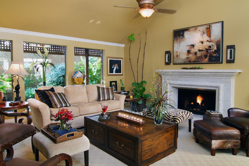 Стильный дизайн: гостиная комната в классическом стиле с желтыми стенами, ковровым покрытием и стандартным камином - последний тренд