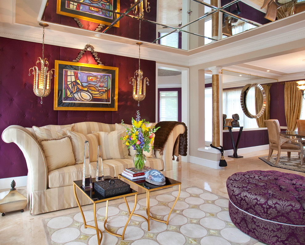 Modelo de salón abierto clásico grande sin televisor con paredes púrpuras, suelo de piedra caliza y suelo beige