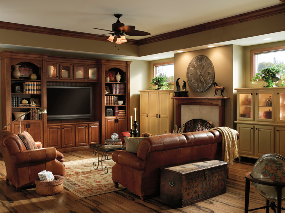 Exemple d'un salon chic avec un mur beige et un téléviseur encastré.