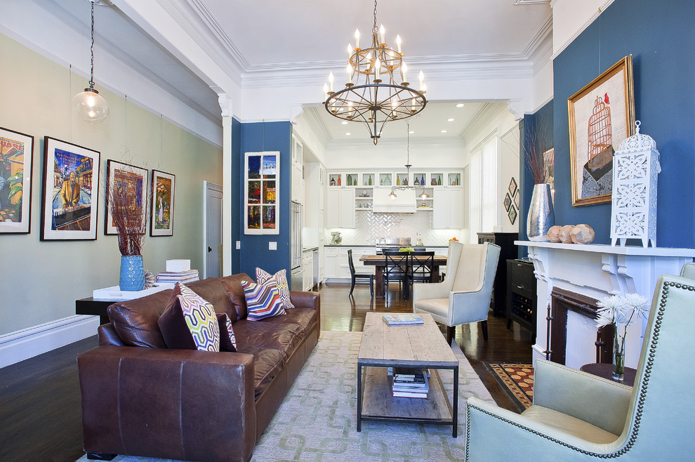 Idee per un soggiorno classico con pareti blu e pavimento marrone