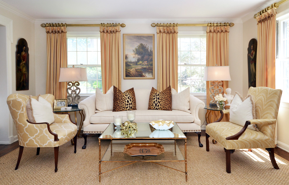 Esempio di un soggiorno classico con sala formale, pareti beige e parquet scuro