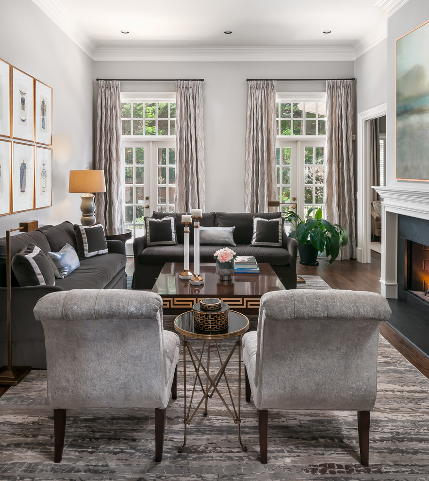Стильный дизайн: парадная гостиная комната среднего размера в классическом стиле с серыми стенами, темным паркетным полом, стандартным камином и ковром на полу без телевизора - последний тренд