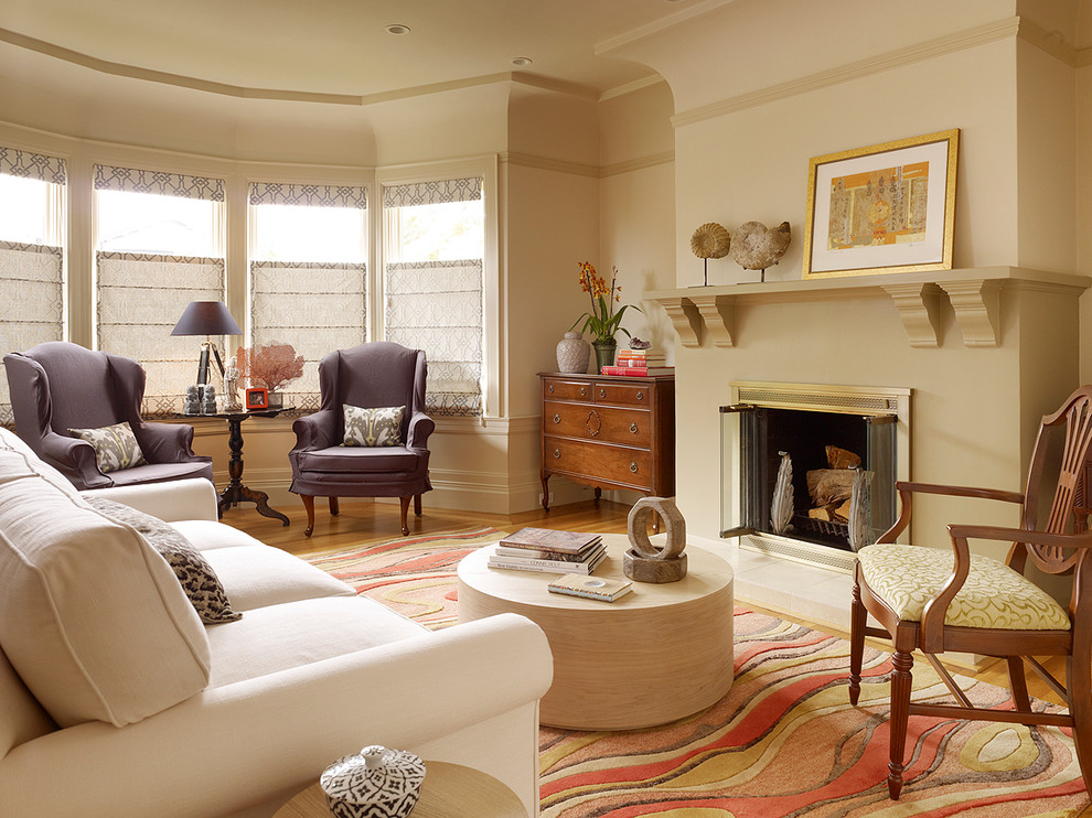 Стильный дизайн: гостиная комната в классическом стиле с бежевыми стенами, стандартным камином и ковром на полу без телевизора - последний тренд