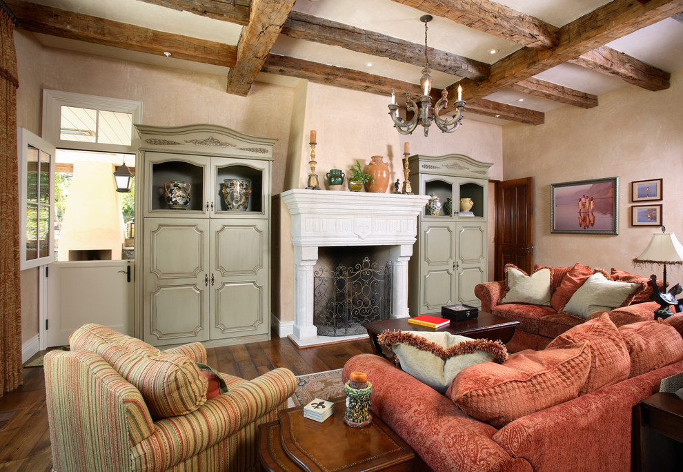 Ejemplo de salón tradicional con paredes beige y suelo de madera oscura