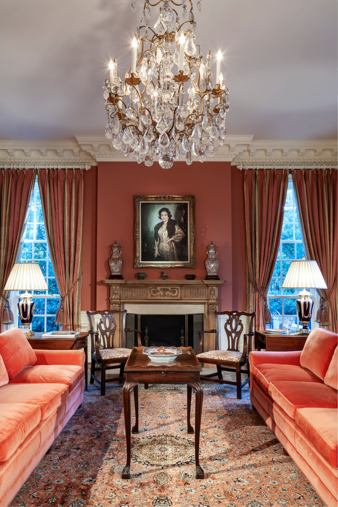 Ispirazione per un soggiorno classico con sala formale, pareti rosse, pavimento in legno massello medio, camino classico e pavimento marrone