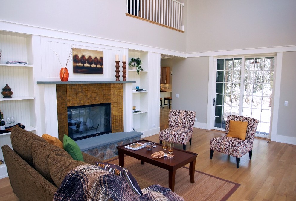 Источник вдохновения для домашнего уюта: гостиная комната в классическом стиле с серыми стенами и стандартным камином