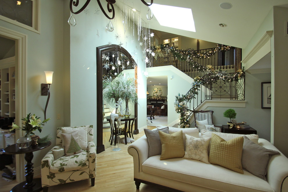 Idee per un soggiorno classico di medie dimensioni e aperto con pareti blu, parquet chiaro, parete attrezzata e pavimento beige