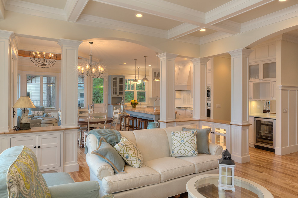 Offenes Klassisches Wohnzimmer mit beiger Wandfarbe, braunem Holzboden und braunem Boden in Portland Maine